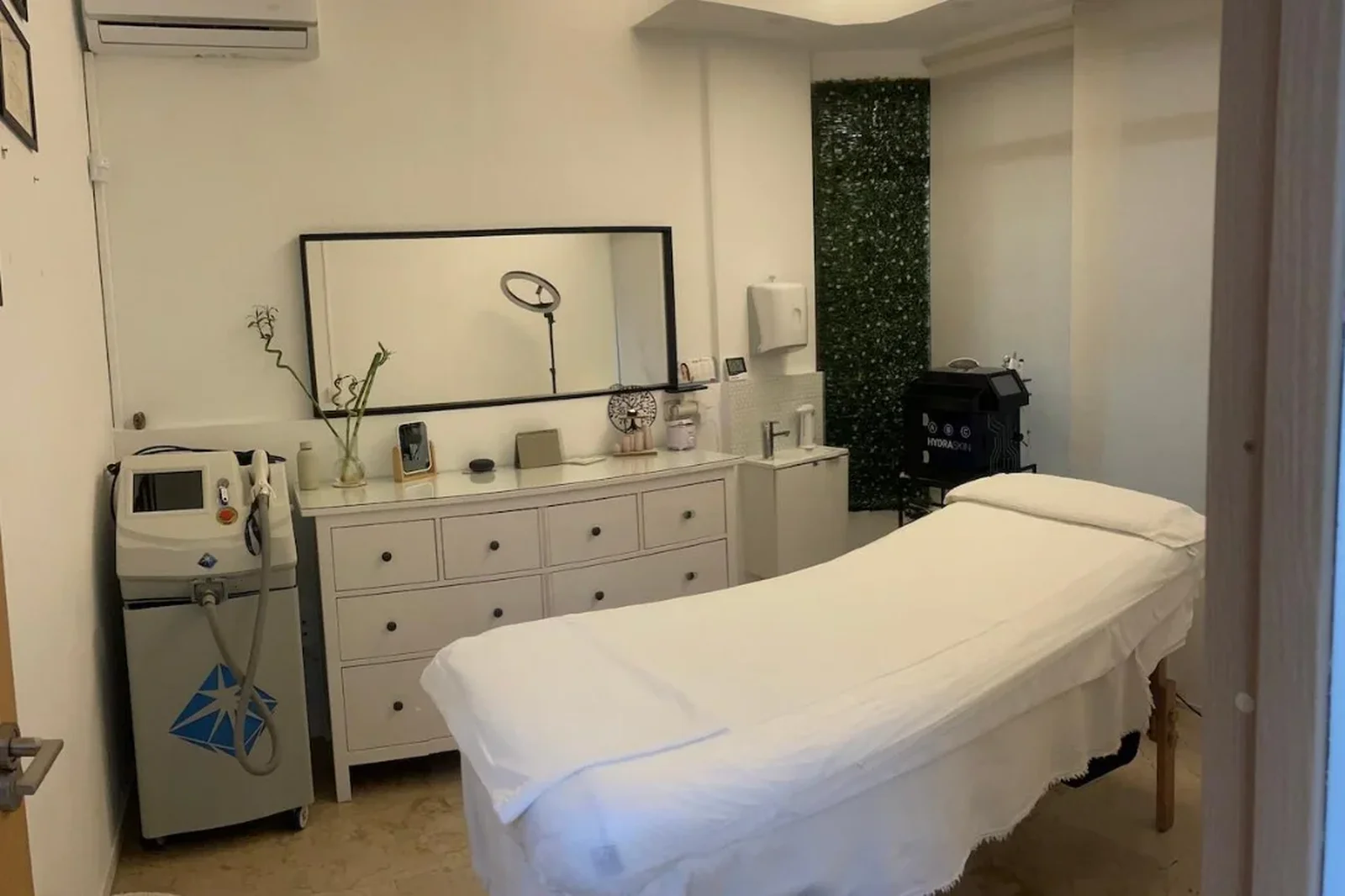 Cabina de tratamientos faciales y corporales de Mych con camilla, espejo y equipo de hidratación