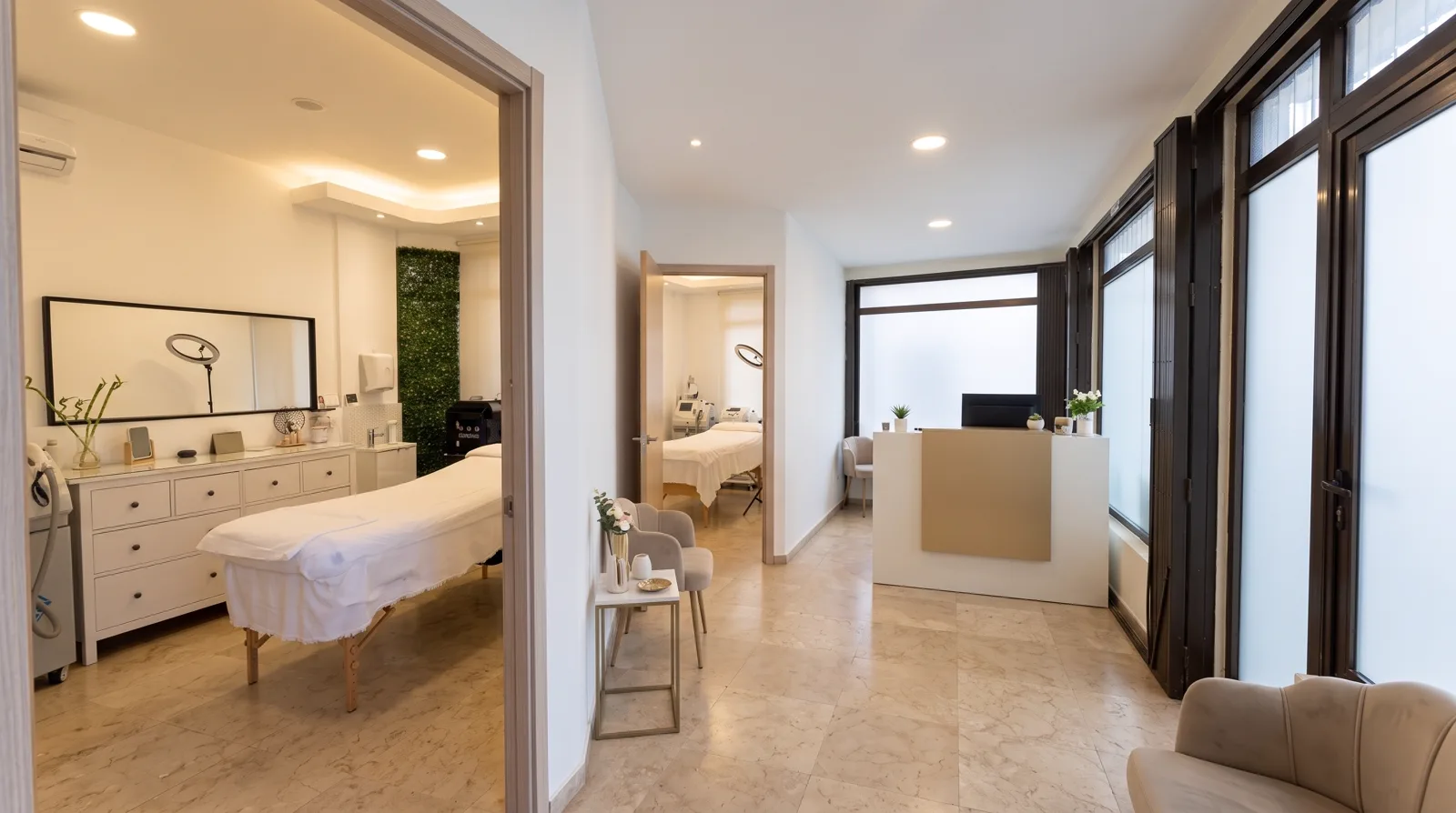 Interior del centro Mych: recepción y cabinas de tratamiento