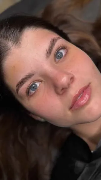 Cejas diseñadas y pestañas naturales