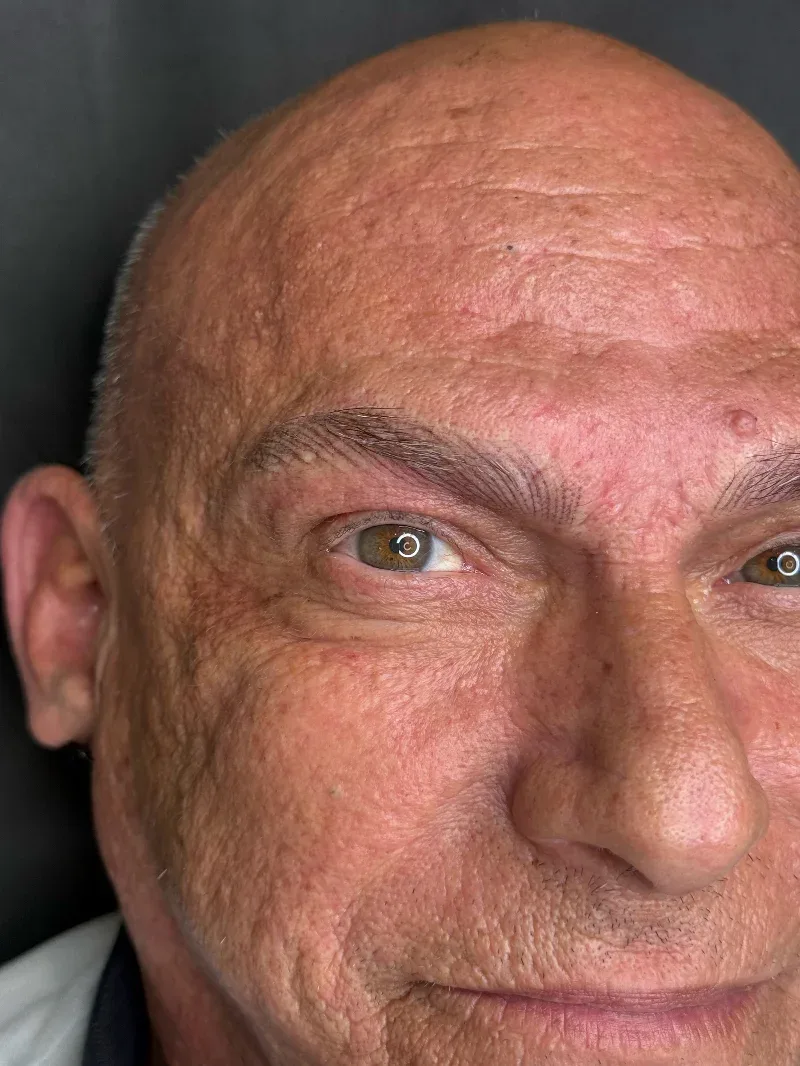 Cejas diseñadas pelo a pelo en un cliente