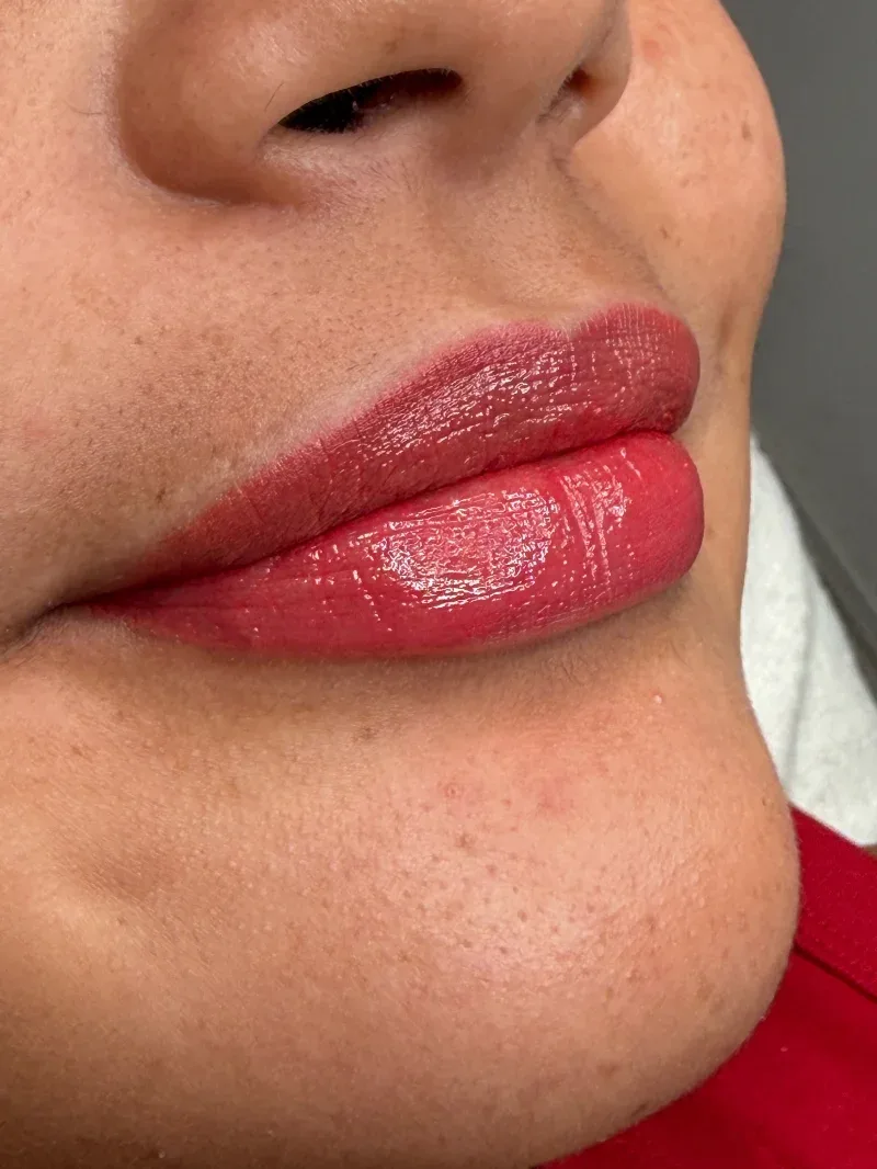 Labios con micropigmentación en tono coral