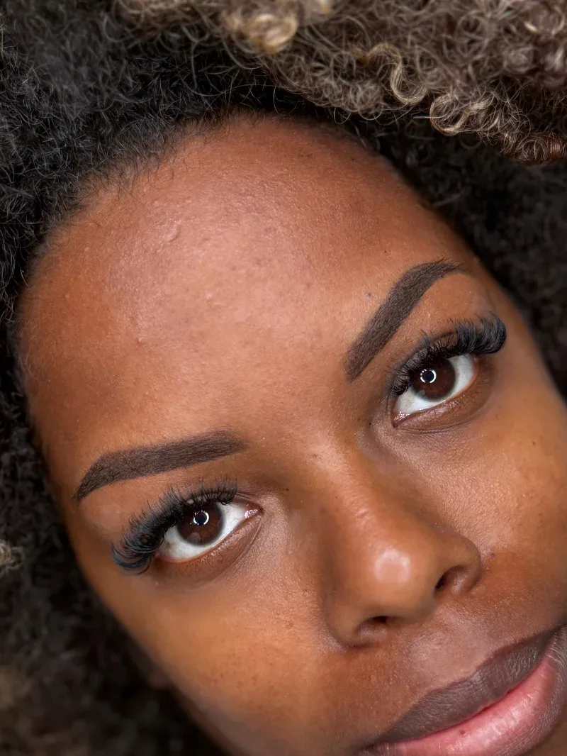 Extensiones de pestañas y cejas definidas